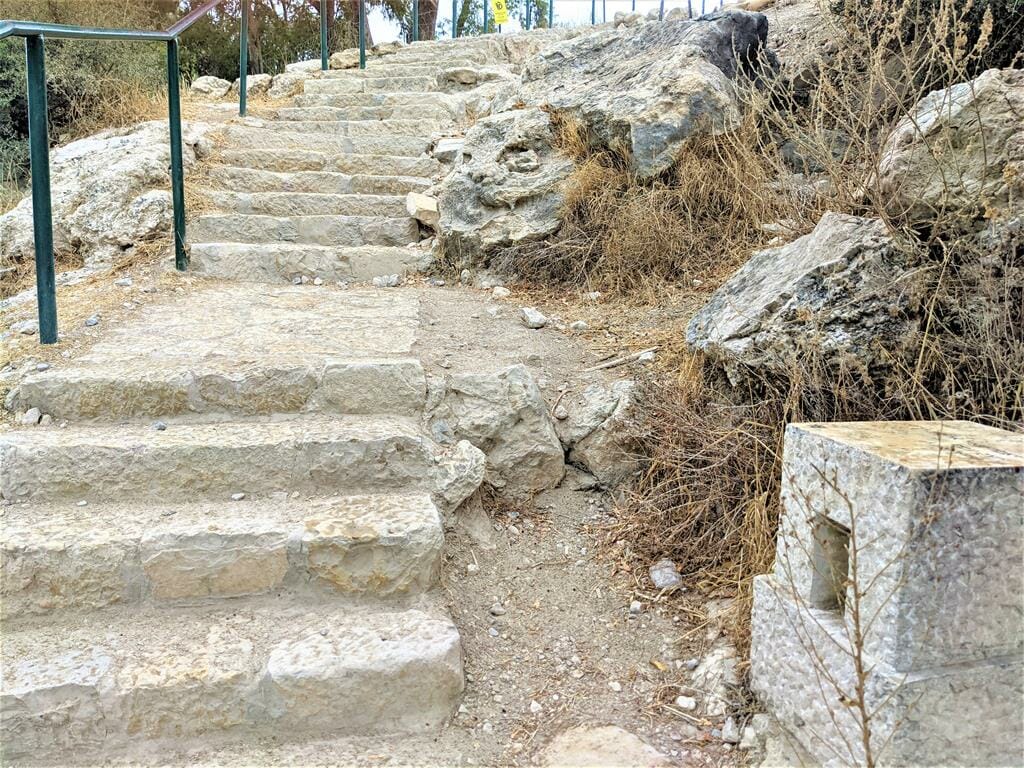 מדרגות טיפוס לתל עזקה עם פסוקי התנ"ך, סיפור דוד וגוליית, צילום: ד"ר ענת אביטל