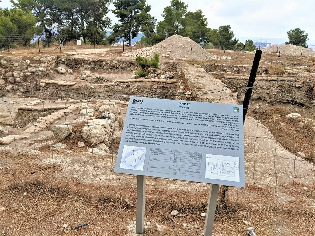 שטחי חפירות ארכאולוגיות בתל עזקה של אוניברסיטות תל אביב והיידלברג, צילום: ד"ר ענת אביטל