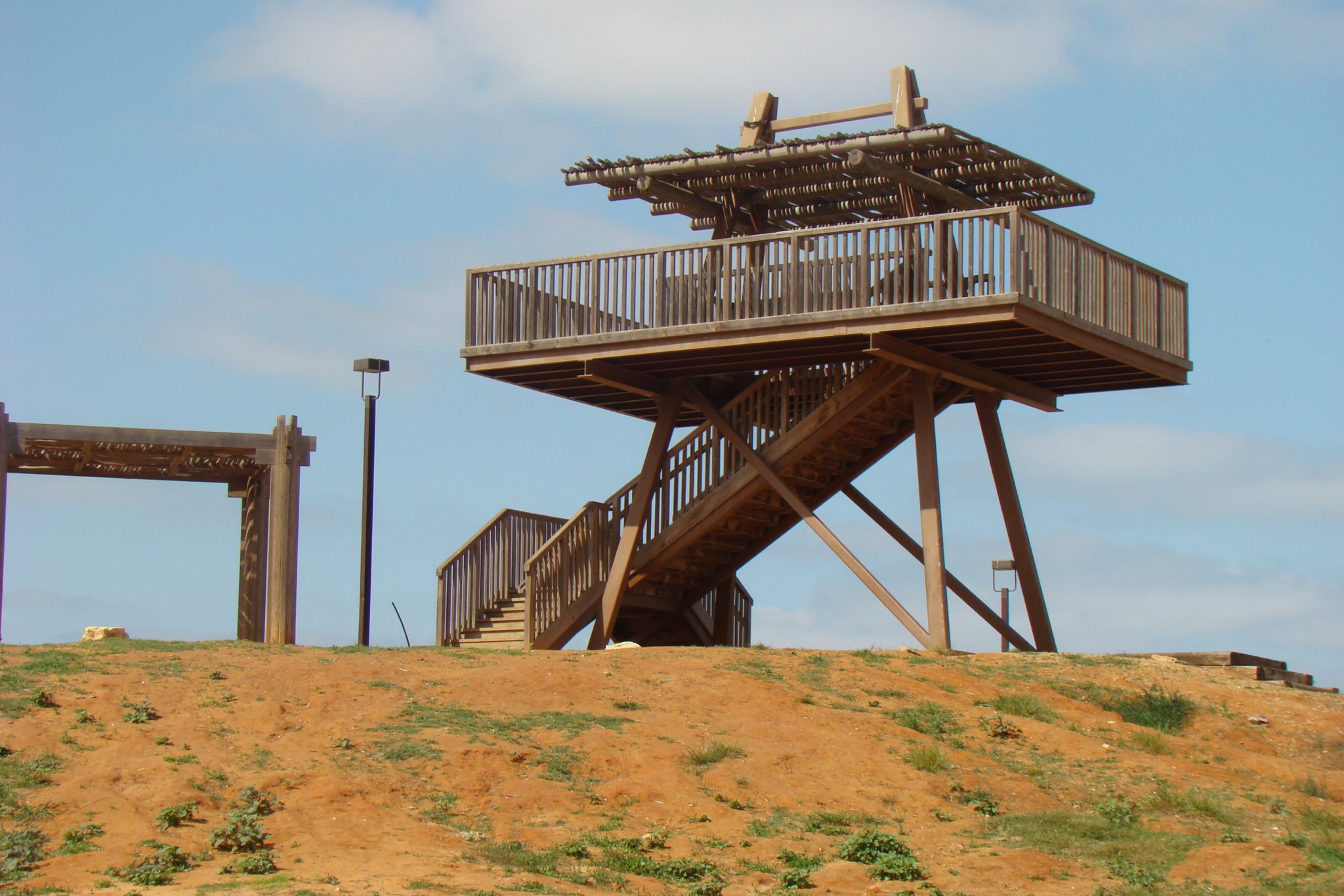 מגדל התצפית בחניון גשר הצבים על נחל אלכסנדר (צילום: ד"ר ענת אביטל)
