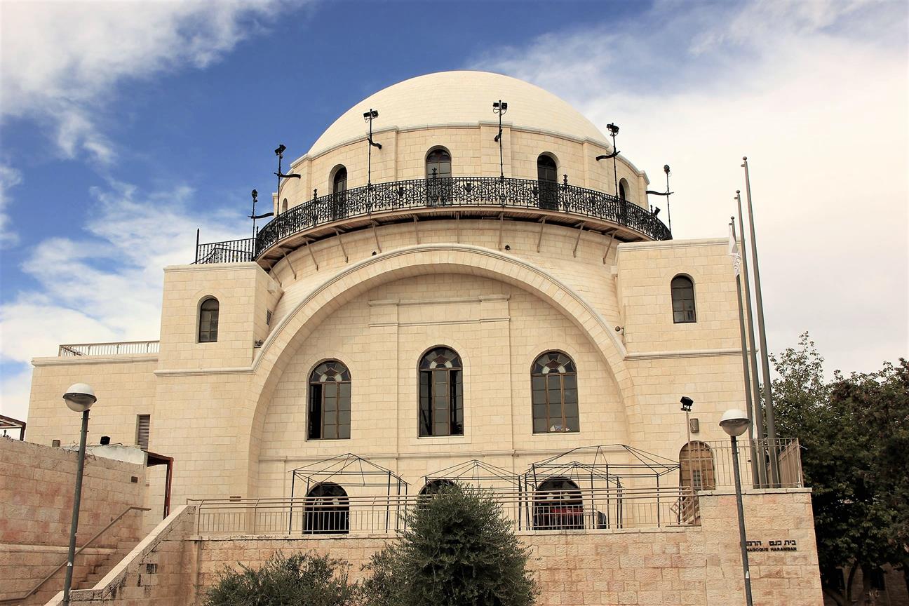 בית כנסת החורבה במרכז הרובע היהודי בירושלים העתיקה (ויקיפדיה, שי חלימי)