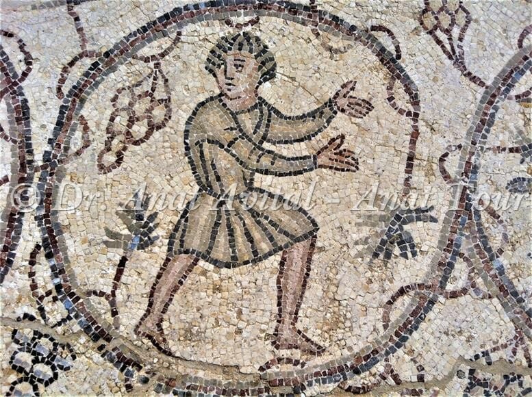 נער בתנועת הכנסת אורחים והזמנה, פסיפס מקיסריה העתיקה מערבית לקמרונות הנמל, צילום: ד"ר ענת אביטל
