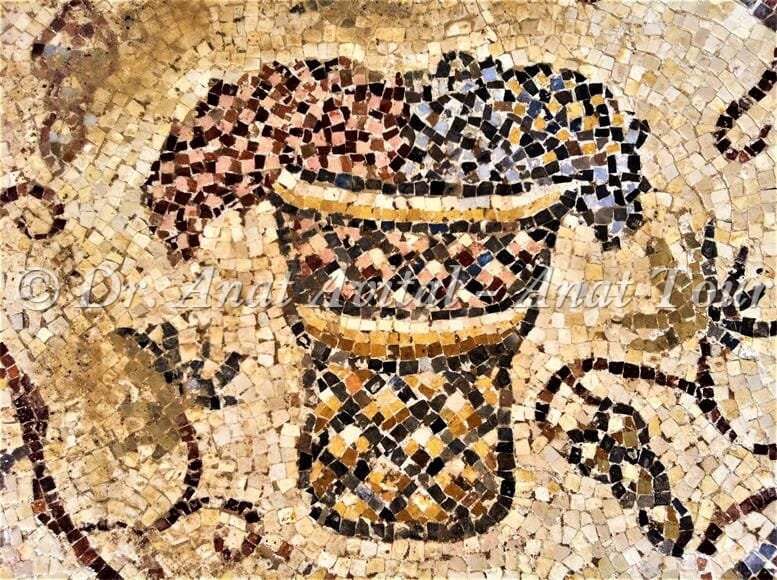 סל ענבים משלושה צבעים, פסיפס מקיסריה העתיקה מערבית לקמרונות הנמל, צילום: ד"ר ענת אביטל