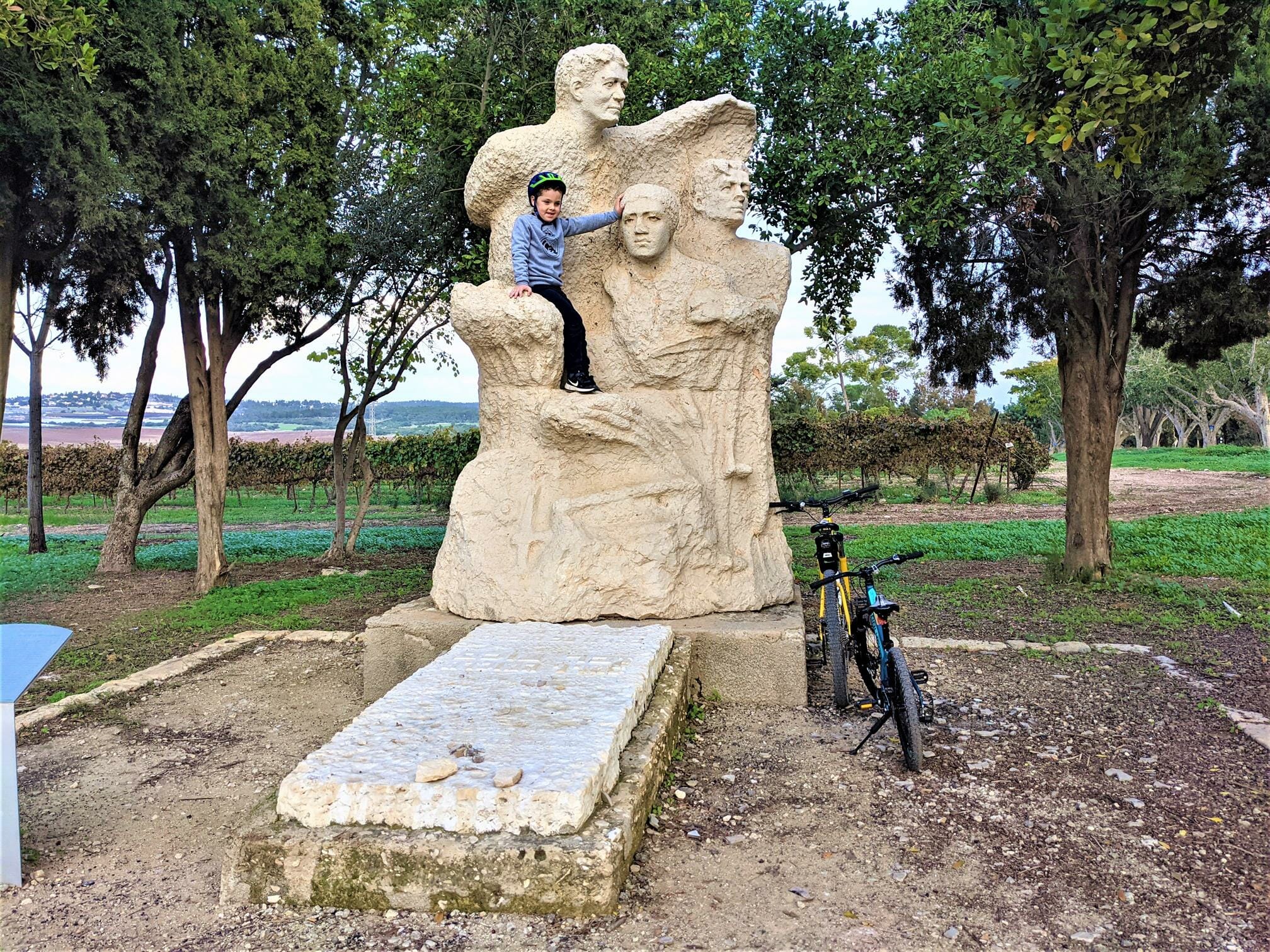 אנדרטת אפרים זיציק, אופניים עם ילדים, יער חולדה, צילום: ד"ר ענת אביטל