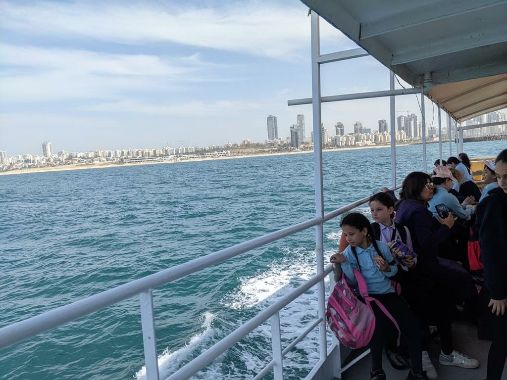 טיול שנתי בנות חרדיות חב"ד בנות, שייט בים בספינה ישראל 1 אשדוד, צילום: ד"ר ענת אביטל