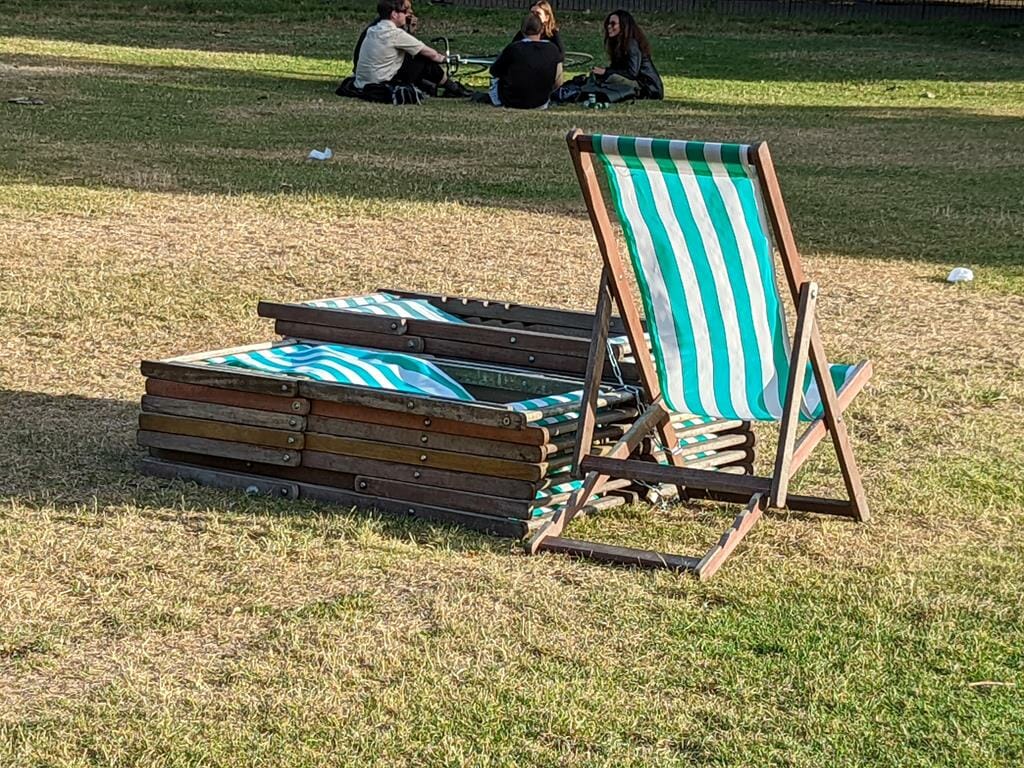 כסאות נוח למבקרים בגני ארמון בקינגהאם פארק סנט ג'יימס St James's Park, צילום: ד"ר ענת אביטל