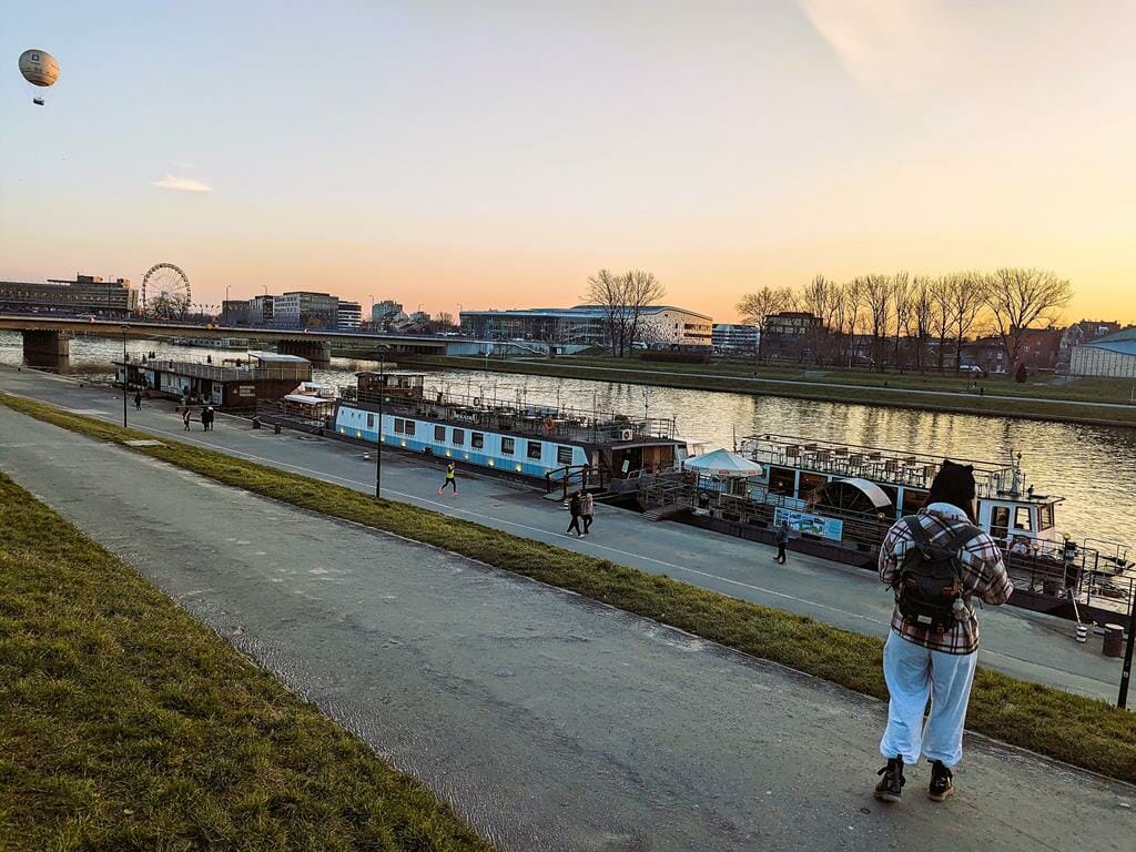 נהר הוויסלה במרכז קראקוב פולין, טיילת מדהימה, שייט, מסעדות ומלונות, גלגל ענק, צילום: ד"ר ענת אביטל