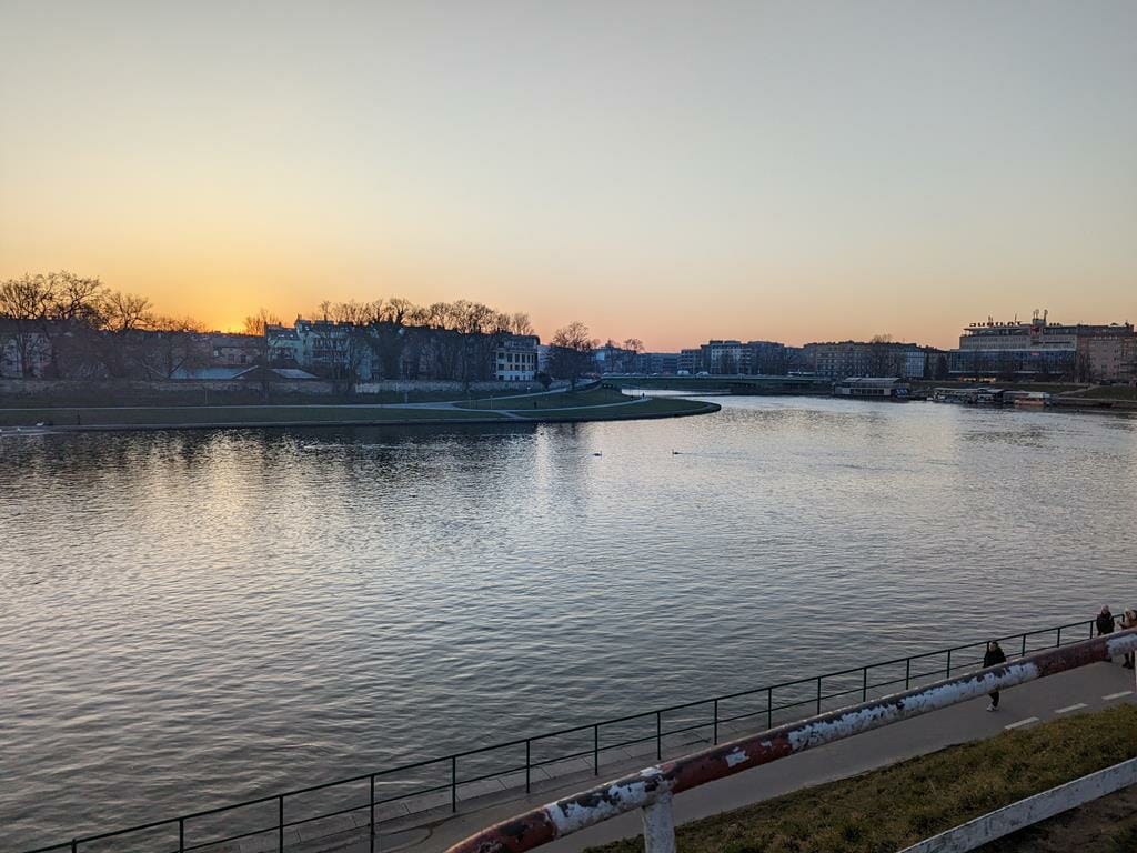 פיתול נהר הוויסלה במרכז קרקוב פולין, טיילת מדהימה, שייט, מסעדות ומלונות, גלגל ענק, צילום: ד"ר ענת אביטל