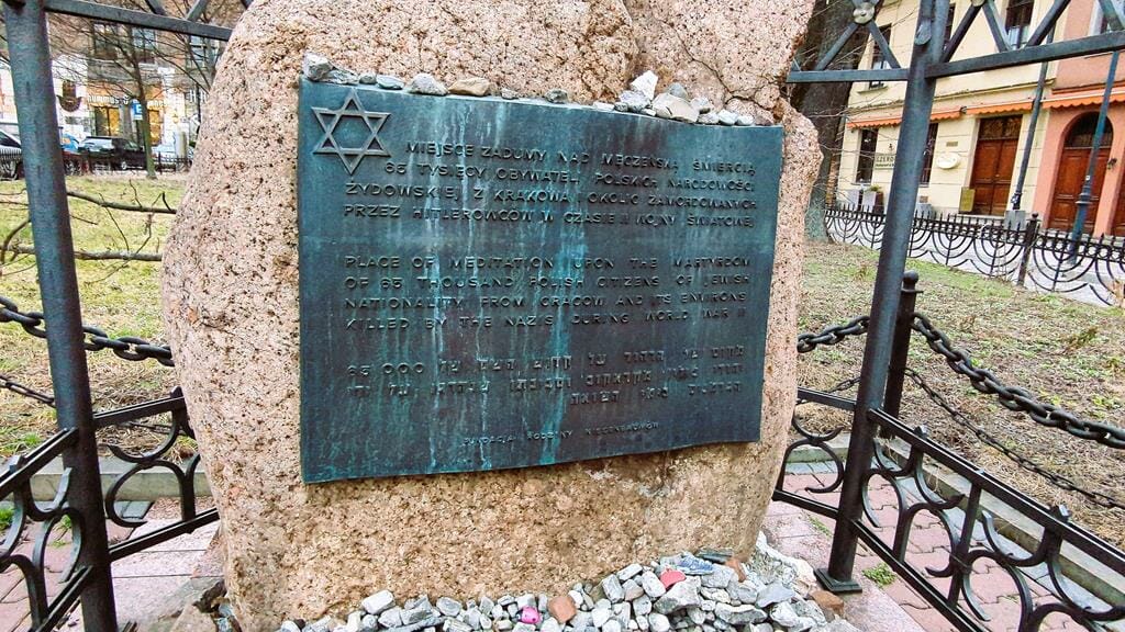לוחית הנצחה ל-65,000 יהודי קרקוב שנרצחו בשואה, פולין, צילום: ד"ר ענת אביטל