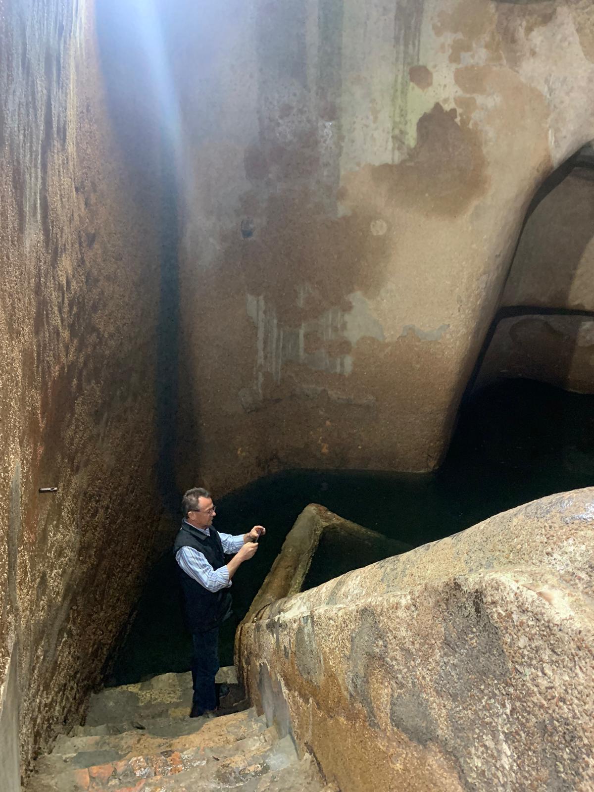 הדרכת תיירים מגרמניה VIP מאגר מים במנזר הקופטי מנזר דיר אנטוניוס ירושלים
