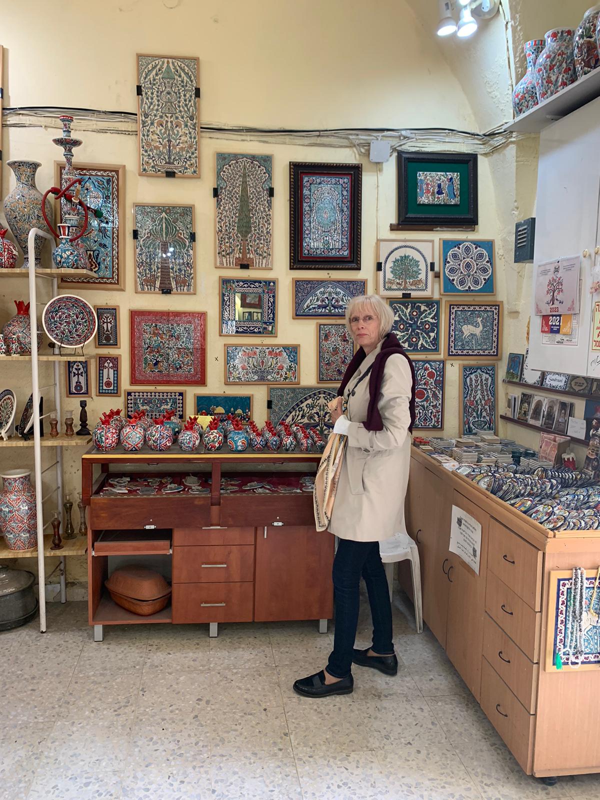 הדרכת תיירים מגרמניה VIP קניות ומזכרות בשוק בעיר העתיקה ירושלים