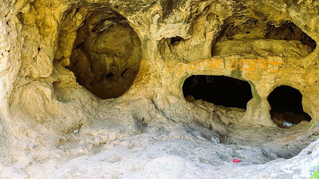 מערות קארסט בנחל חלילים שיורד ממבשרת ציון אל עיינות תלם ונחל שורק, צילום: ד"ר ענת אביטל