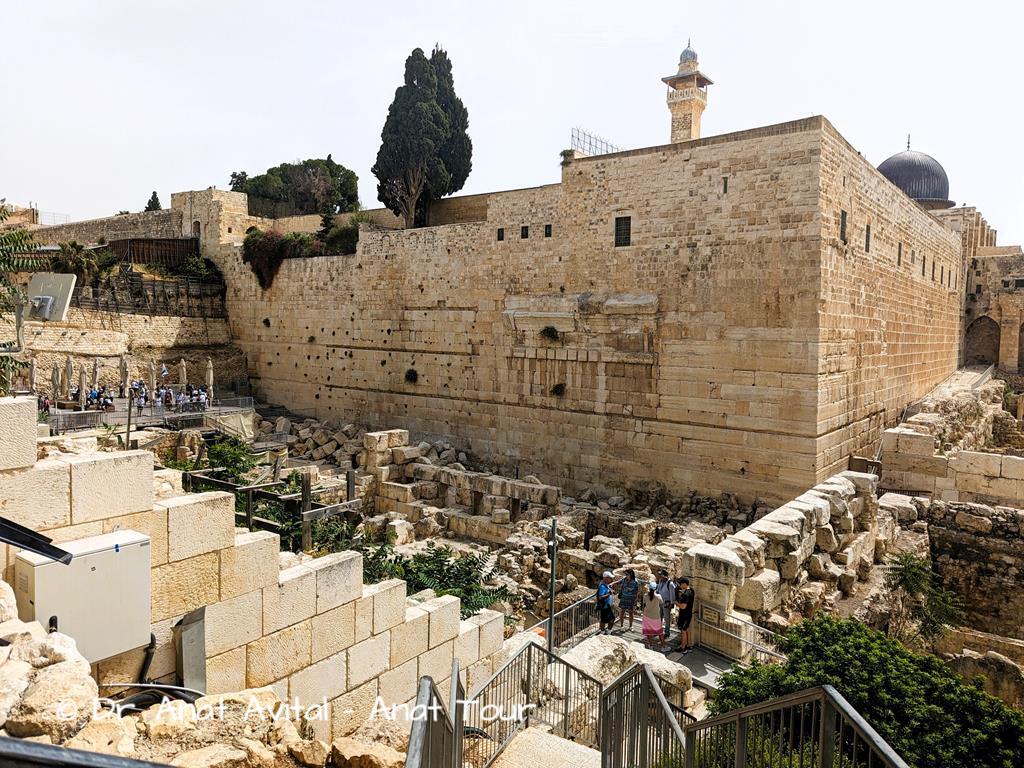 הרחוב מימי הבית השני ושרידי קשת רובינסון למרגלות הר הבית, בגן הארכיאולוגי מרכז דוידסון בירושלים