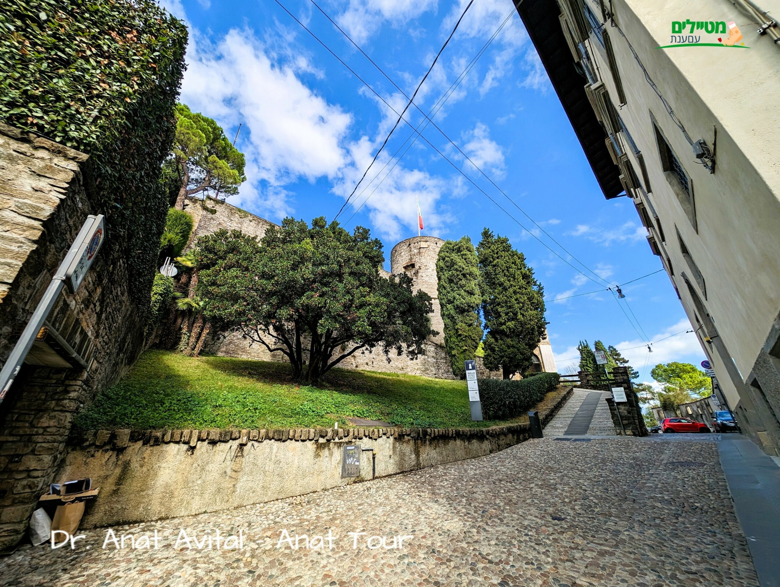 דרך משובצת חלוקי נחל במעלה העיר העליונה העתיקה של ברגמו  (Città Alta), צילום: ד"ר ענת אביטל