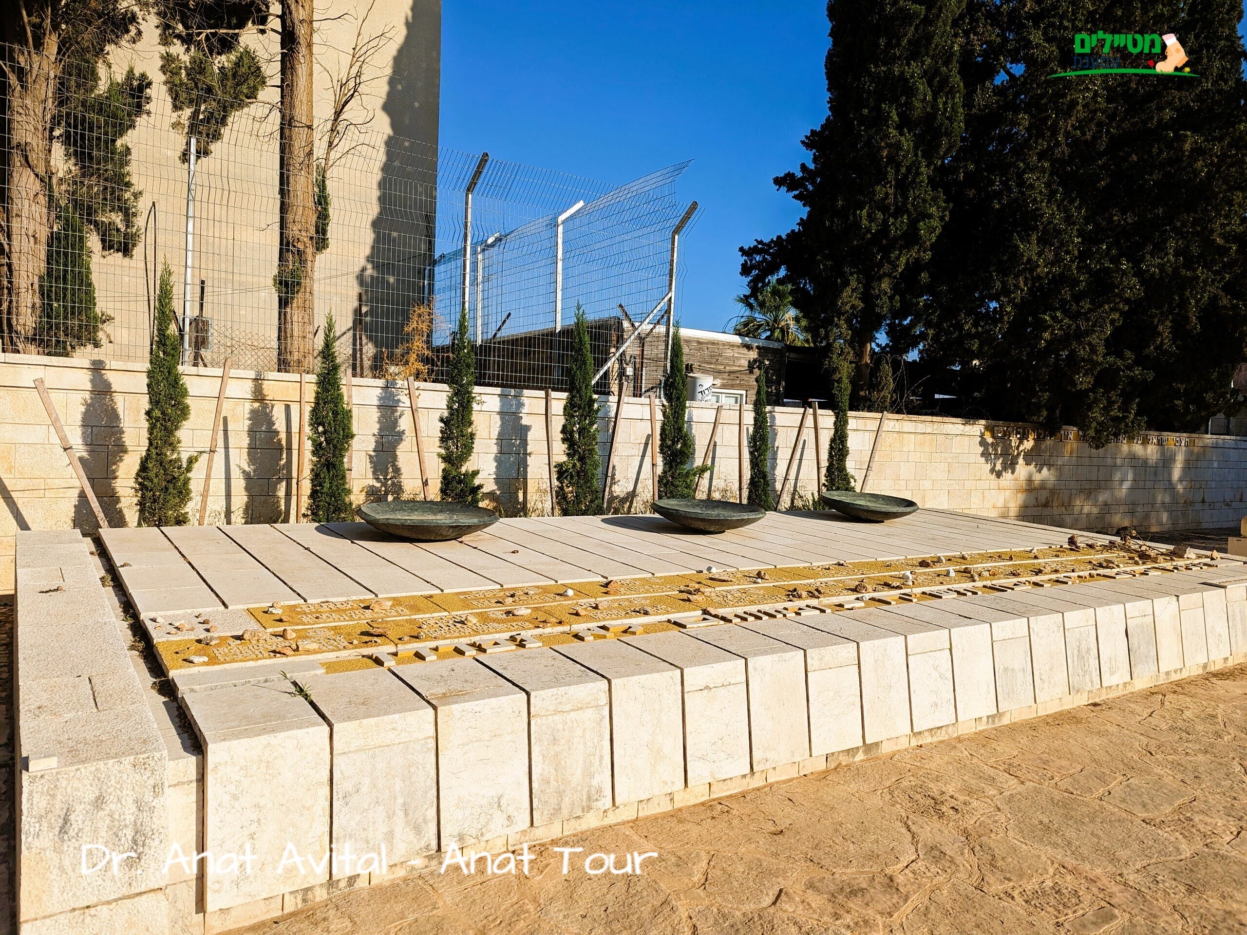 מצודת כ"ח - ישע, קבר אחים ואנדרטת הנצחה לנופלים, שביל הפלמ"ח-שביל ישראל, צילום: ד"ר ענת אביטל