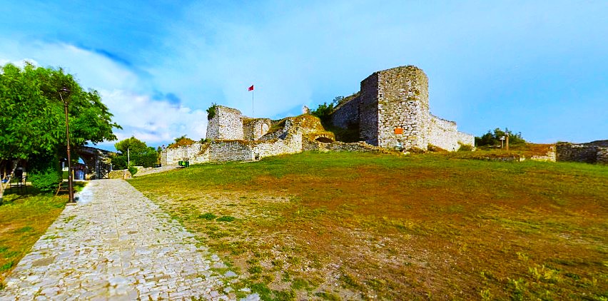 מצודת בראט, אלבניה – Berat Castle, Albania – מבט אל עבר נהר אוסום והעיר העתיקה