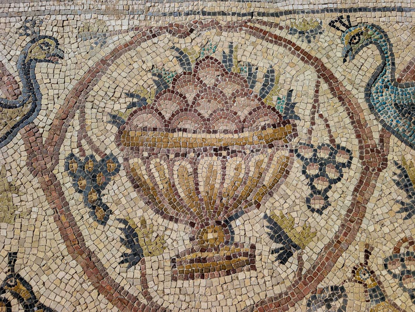 תפוחים אדומים בקערת חרס, פסיפס כנסיית באר שמע