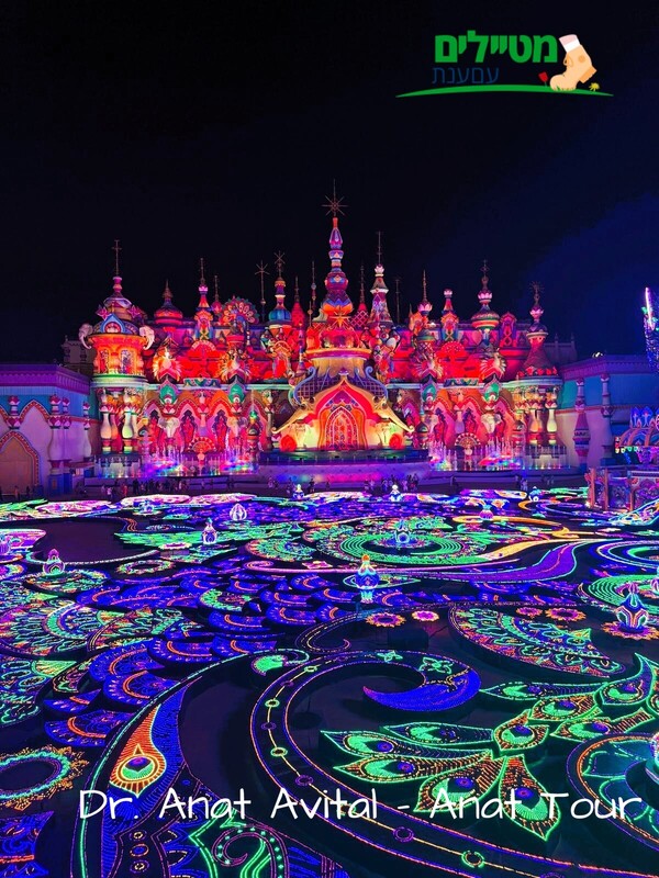 קרנבל האורות Carnival Magic בפוקט עם מיצגי תאורה צבעוניים ומתחם רחב
