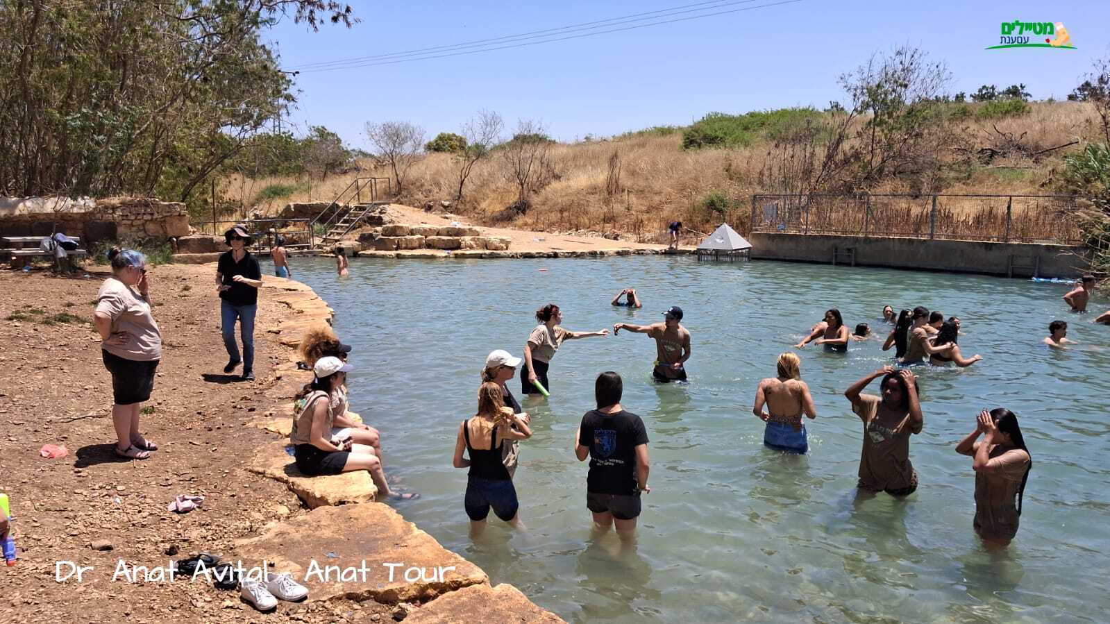 תלמידי תיכון קידום נוער תל אביב נהנים מרחצה בעין שוקק בעמק המעיינות