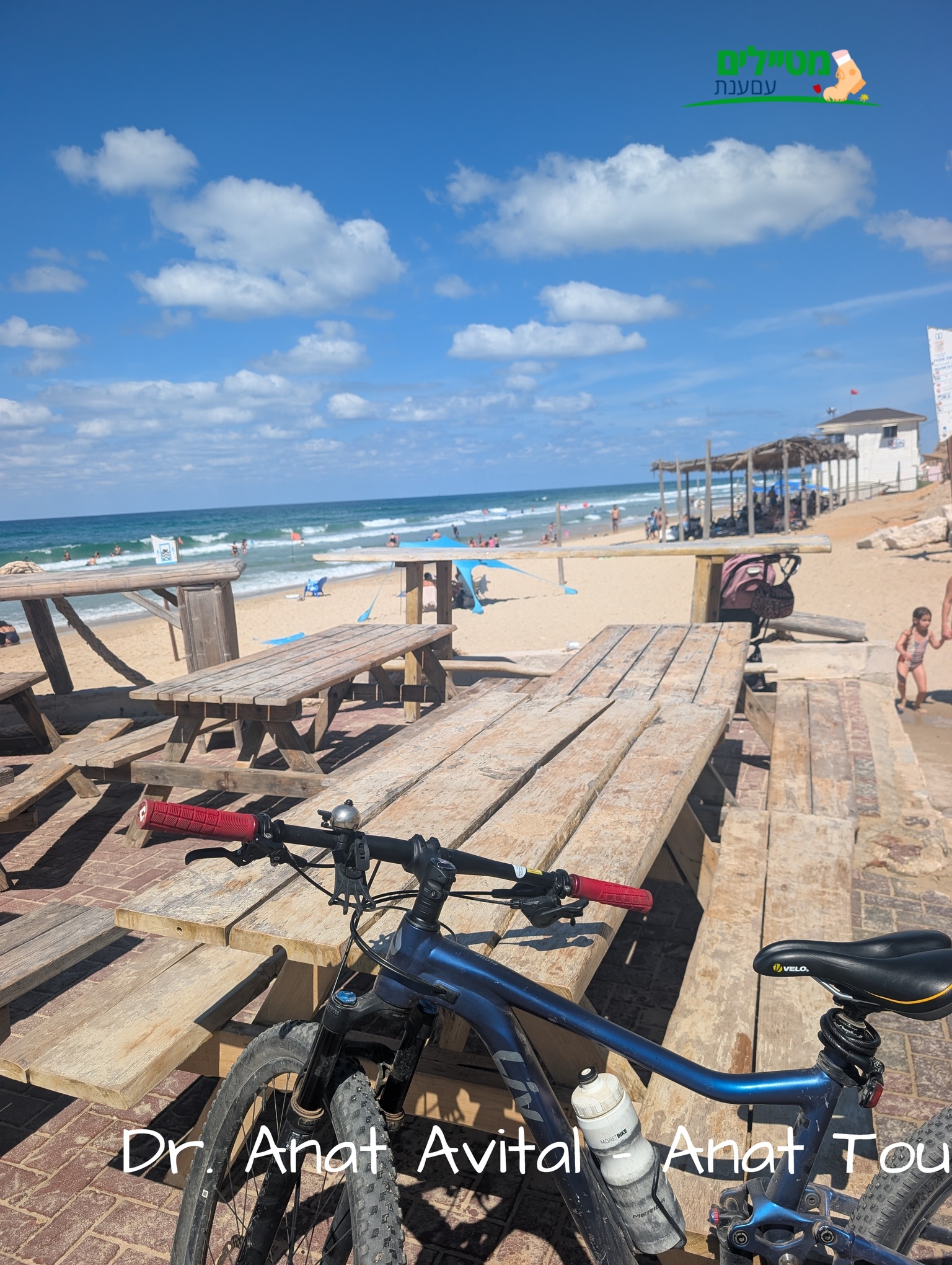 שביל ישראל וטיילת נתניה לאורך מצוק הכורכר מול הים