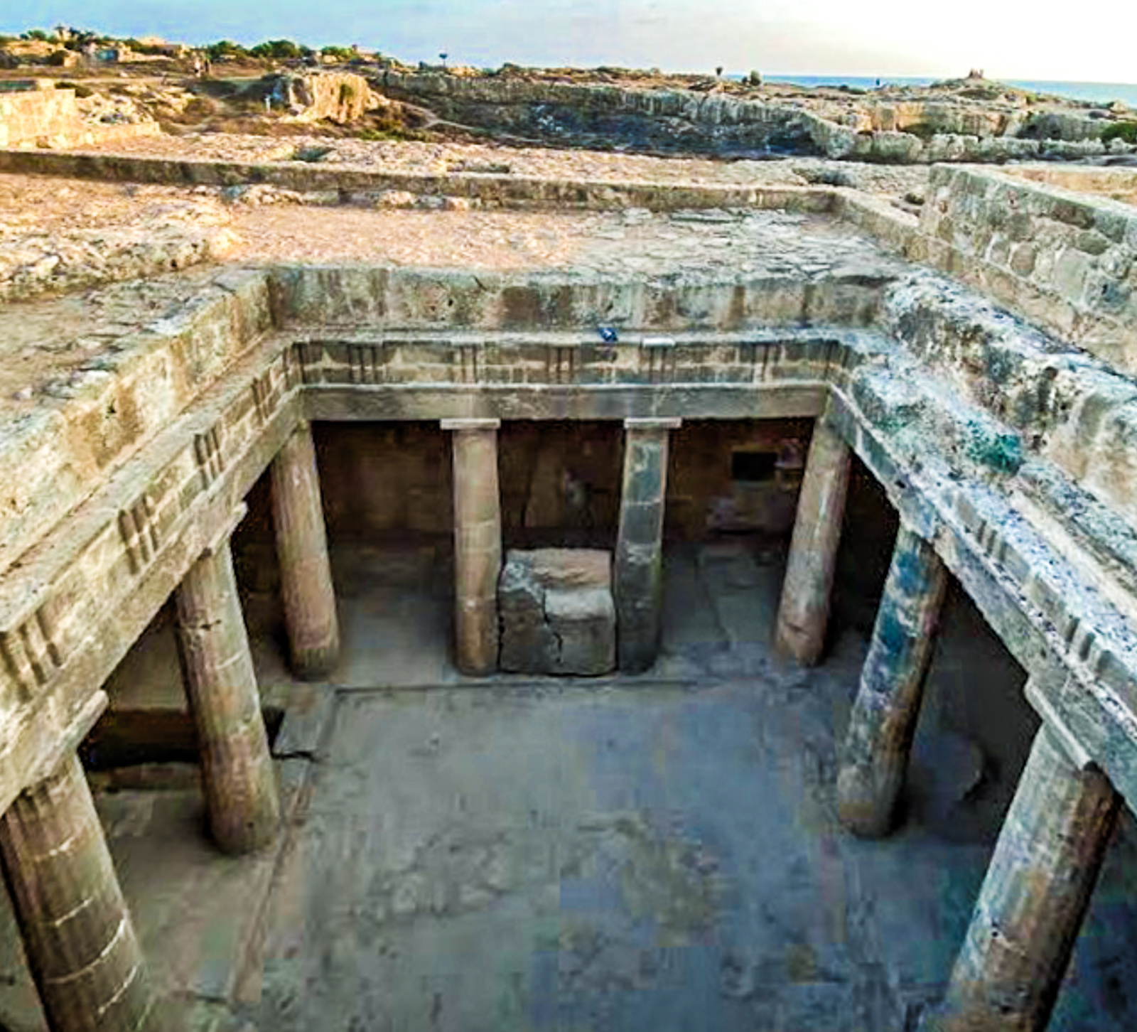 קבר מס' 3 – המכלול המונומנטלי בקברי המלכים, עם חצר שקועה ופריסטיל דורי החצובים בסלע, פאפוס, קפריסין.