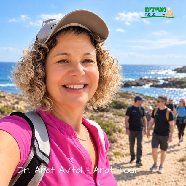 ד"ר ענת אביטל מדריכה את עובדי חברת בריפקאם בטיול בחוף דור והבונים
