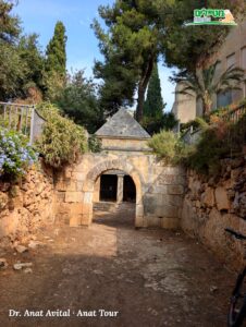 קבר יאסון ברחביה: החצר המובילה אל שער הקשת, ומעליו מבנה הפירמידה