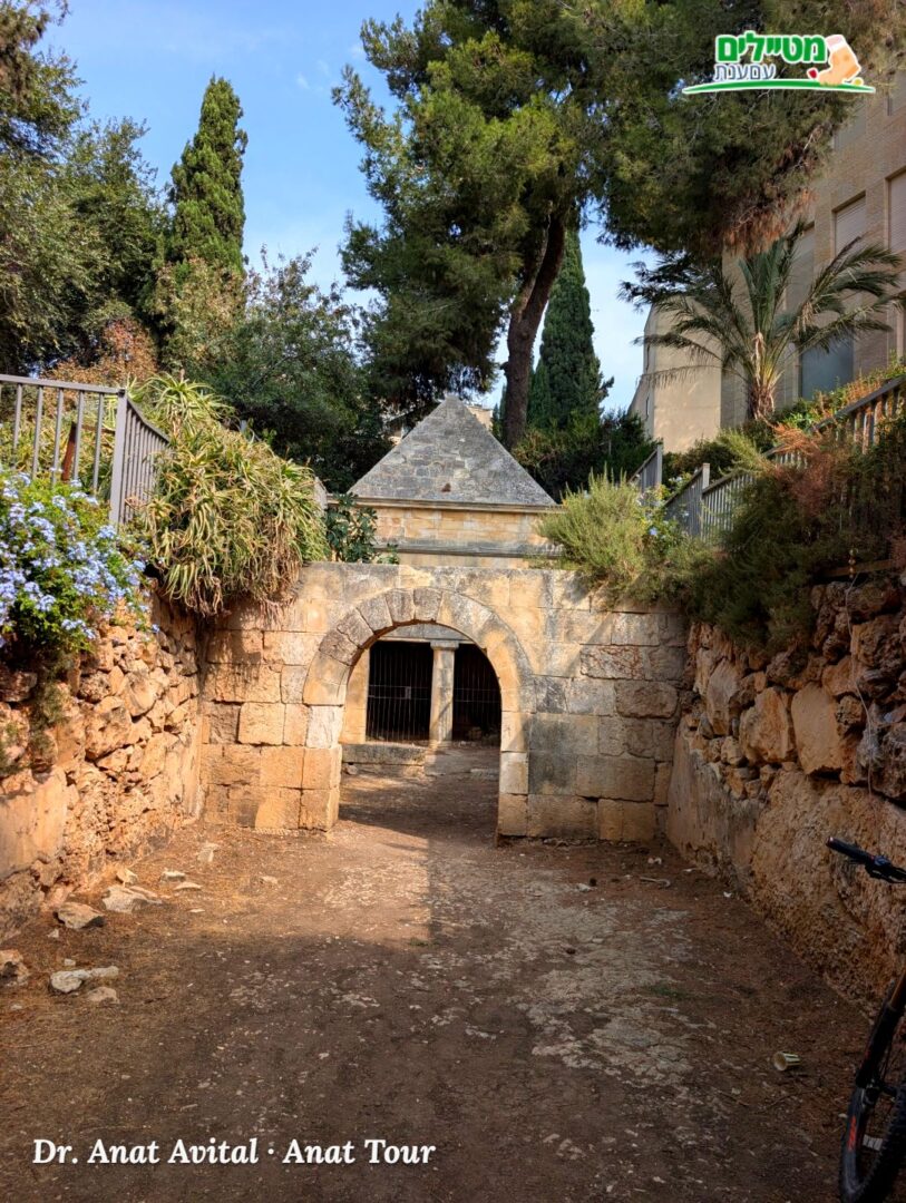 קבר יאסון ברחביה: החצר המובילה אל שער הקשת, ומעליו מבנה הפירמידה