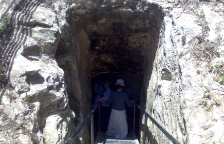 פארק אלונה, מי קדם: אטרקציה וטיול במנהרת מים קדומה