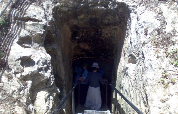 פארק אלונה, מי קדם: אטרקציה וטיול במנהרת מים קדומה