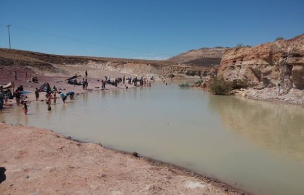 טיול בדרום אל החולות הצבעוניים "אבן רוח מים" במכתש רמון ואגם המים החורפי-אביבי במכתש רמון