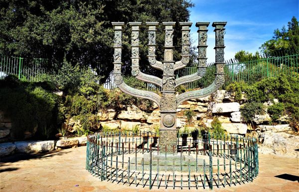 מנורת הכנסת בירושלים: תולדות עם ישראל בתבליט ברונזה