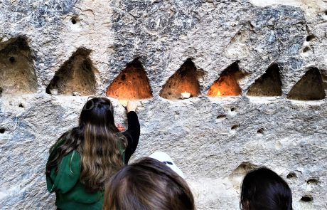 חורבת מדרס: טיול למחילות מסתור וזחילה, מערות קבורה, מערות קולומבריום, פסיפס כנסייה ביזנטית ופריחה משגעת בחורף ובאביב