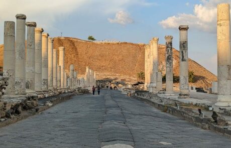 גן לאומי בית שאן העתיקה: תיאטרון רומי, בית מרחץ רומי, קארדו, מקדשים ותל קדום