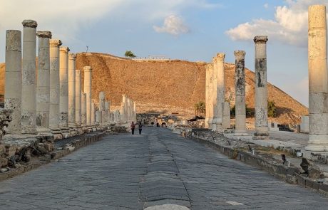 גן לאומי בית שאן העתיקה: תיאטרון רומי, בית מרחץ רומי, קארדו, מקדשים ותל קדום