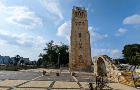 רמלה: המגדל והמסגד הלבן, בריכת הקשתות, כנסייה ומסגד, בית הכנסת הקראי