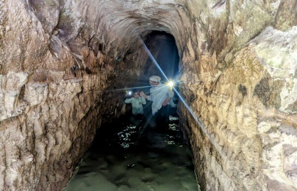 פארק אלונה, מי קדם: אטרקציה וטיול במנהרת מים קדומה בגבעות רמות מנשה