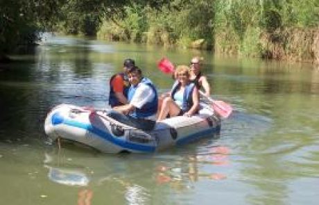 קיאקים כפר בלום בטיולים בצפון: אטרקציה ושייט קיאק בירדן