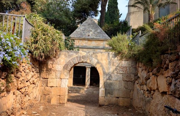 קבר יאסון ברחביה – טיול אופניים בירושלים ביום הבחירות – כי מה יותר סמלי מזה