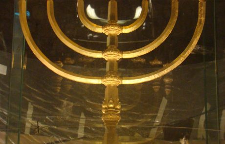 מנורת הזהב ברובע היהודי מול הכותל המערבי בירושלים